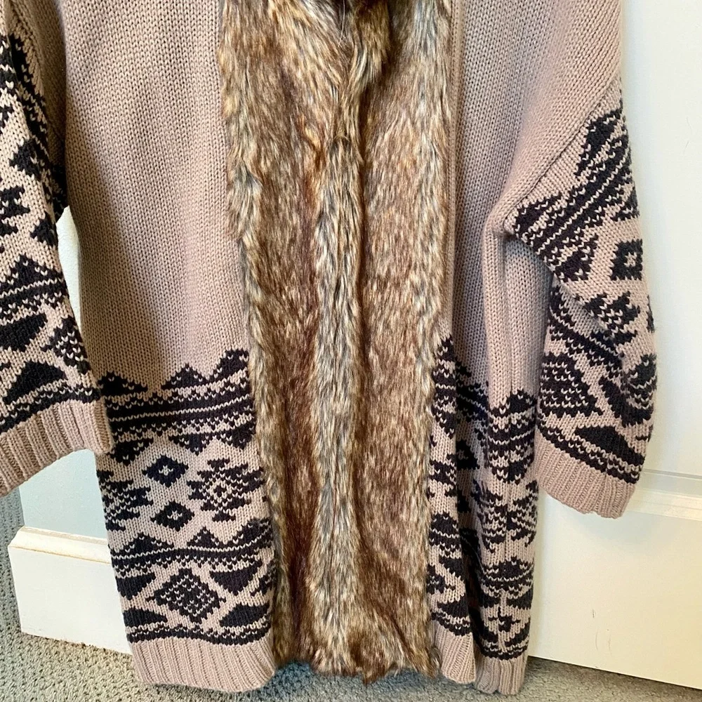 Forever 21 - Faux Fur Knitted Sweater - In great condition!